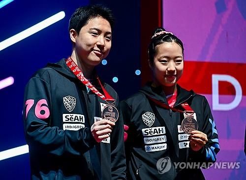 도하 세계선수권 때 혼합복식 동메달을 합작한 신유빈(오른쪽)과 임종훈