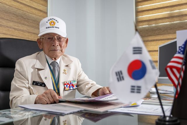 인터뷰 하는 임석환 참전용사