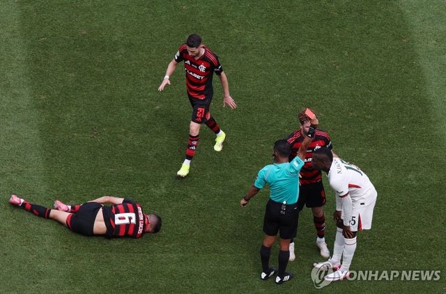 레드카드를 받은 첼시의 잭슨(맨 오른쪽).