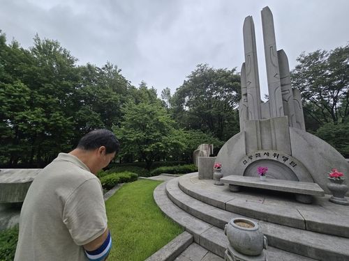 삼풍 참사 위령탑 앞에서 묵념하는 경광숙 전 도봉소방서 구조대장