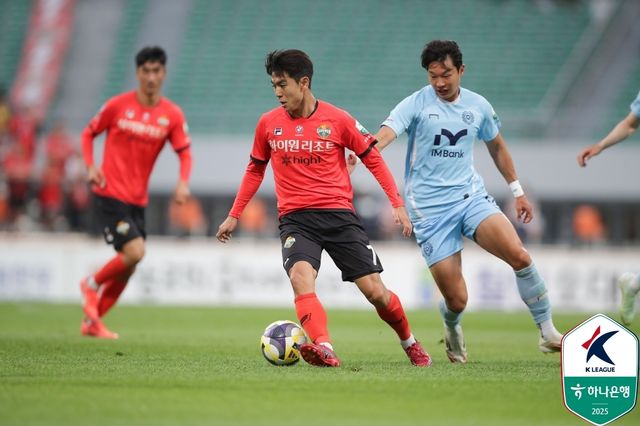 드리블하는 강원 김대원(가운데).