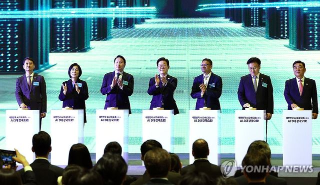 이재명 대통령, 울산 AI 데이터 센터 출범식 세리머니