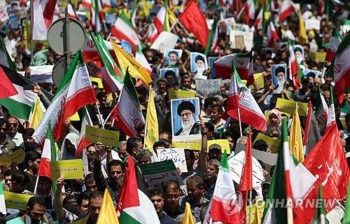 20일 테헤란에서 열린 반이스라엘 집회에서 하메네이의 초상화를 들고 있는 시민들