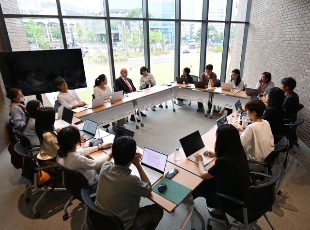 포르투나토 오르톰비나(65) 라스칼라 극장장 인터뷰 모습