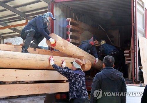 목재 운반 장면