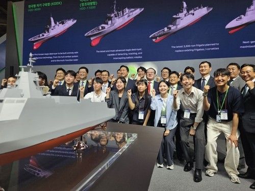 직원들과 기념촬영하는 HD현대중공업 임직원들