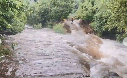  계곡물에 고립된 산악회원들 구조