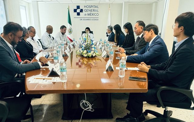 멕시코시티 대형병원과 협의하는 강덕수 회장(오른쪽 3번째)