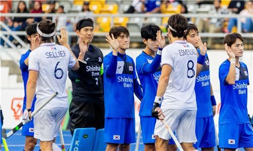 프랑스전을 마치고 상대 선수들과 인사하는 한국 대표팀.