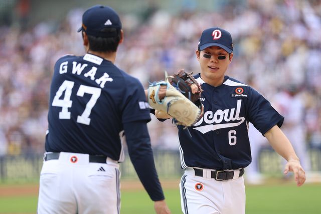 글러브 마주치는 곽빈과 오명진