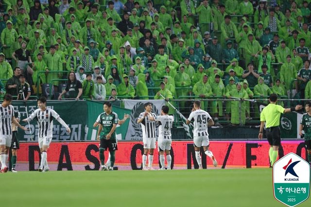 류재문의 선제골 후 세리머니 하는 서울 선수들.