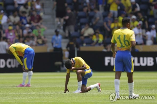 아쉬워하는 마멜로디 선다운스 선수들