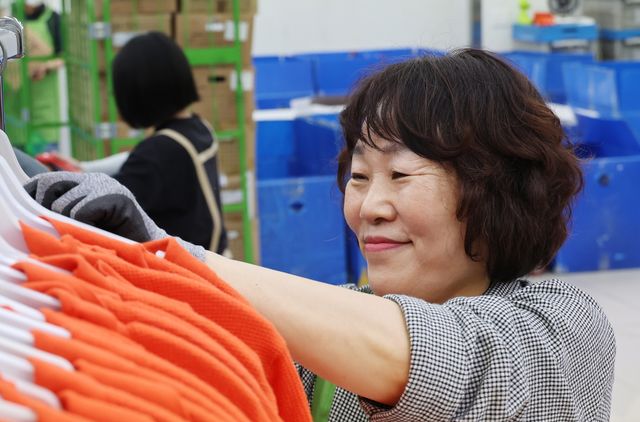 아름다운가게에서 일하는 강경원씨