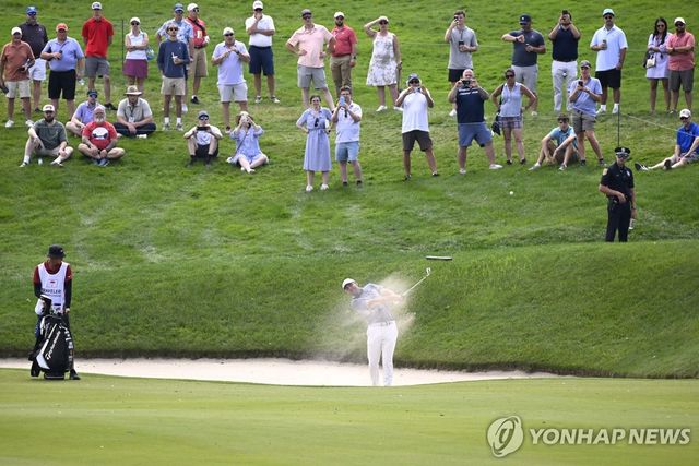 셰플러의 17번 홀 벙커샷