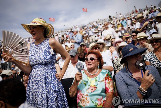 20일(현지시간) 영국 런던에서 폭염 속 퀸스 클럽 챔피언십 테니스 대회를 관람하는 관중들
