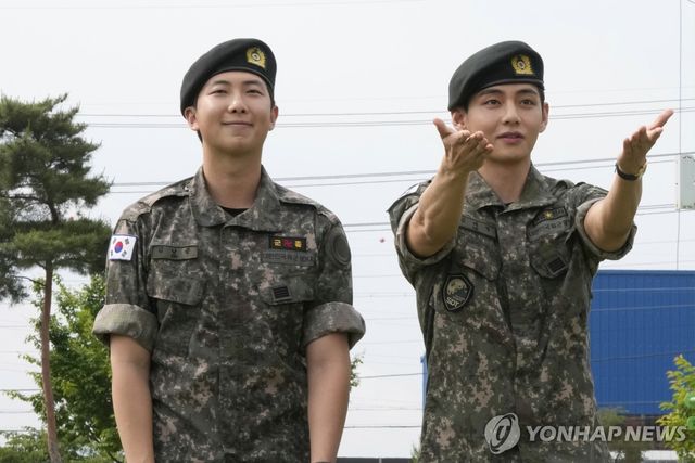 지난 10일 전역한 RM과 뷔