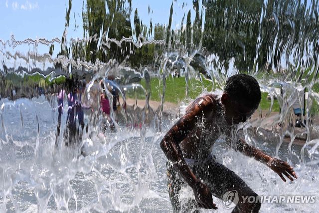 21일(현지시간) 미국 워싱턴DC 야외수영장에서 더위를 식히는 주민들