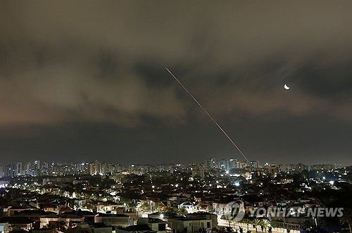 이란이 발사한 미사일이 21일 이스라엘 아슈켈론에서 포착된 모습 