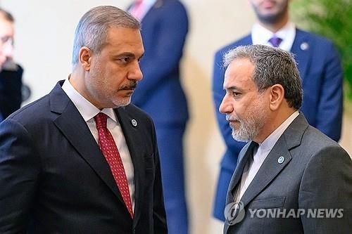 하칸 피단 튀르키예 외무장관과 압바스 아락치 이란 외무장관