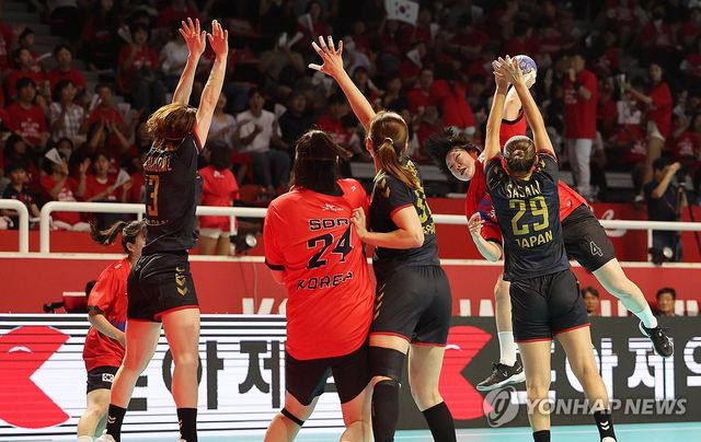 이혜원 수비 뚫고 '슛'