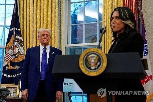 도널드 트럼프 미국 대통령(왼쪽)과 털시 개버드 미 국가정보국 국장