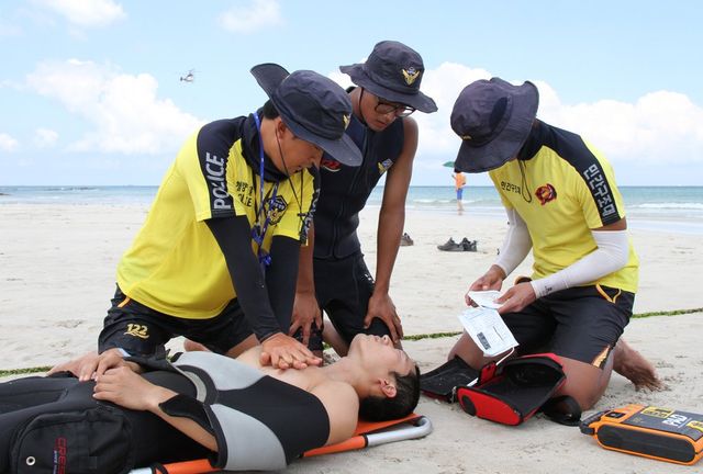 해수욕장 익수자 구조훈련