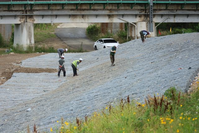 대전 갑천 상류 제방 복구 작업 현장