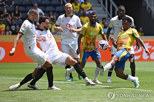 경합하는 양팀 선수들