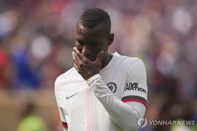 레드카드를 받고 그라운드를 떠나는 첼시의 니콜라 잭슨. 