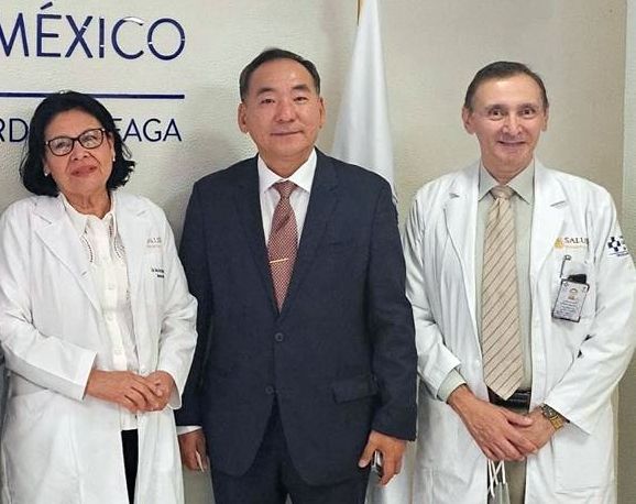 멕시코 헤네랄 병원 찾은 강덕수 '사랑의 손길' 회장(가운데)