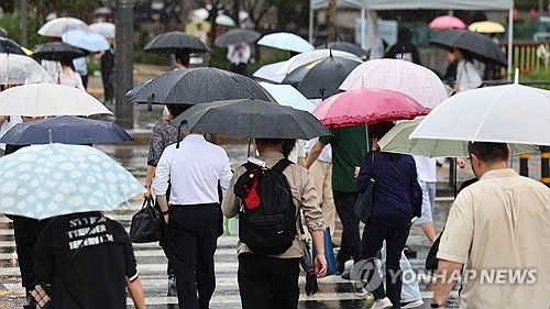  장맛비에 우산 쓴 시민들
