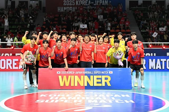 한일전 슈퍼매치에서 승리한 한국 남자 국가대표 선수단.