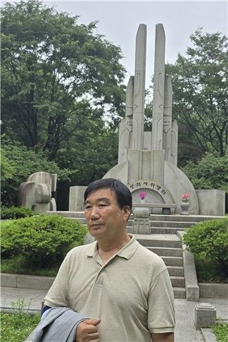 삼풍 참사 위령탑 앞에 선 경광숙 전 도봉소방서 구조대장