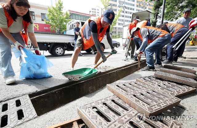 집중호우 대비 빗물받이 청소