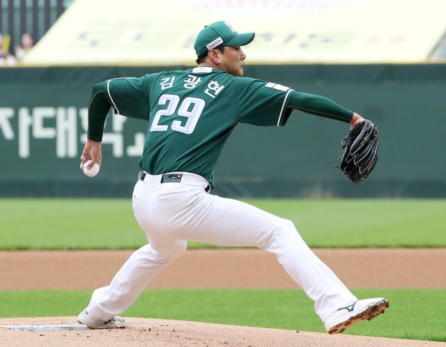 SSG 선발 김광현의 투구