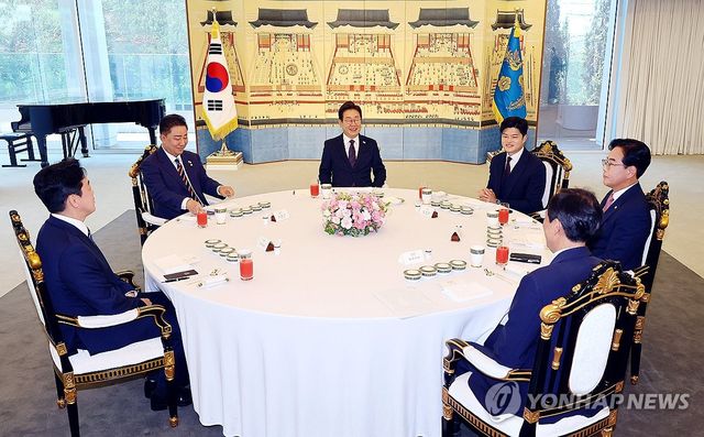이재명 대통령, 여야 지도부와 오찬 회동