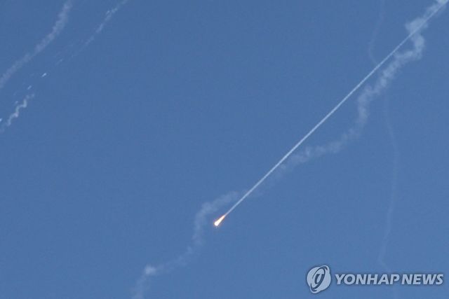 22일(현지시간) 예루살렘 상공에 보이는 탄도미사일을 요격하려는 이스라엘의 미사일 방어 시도 