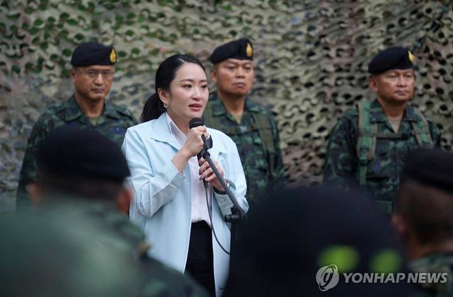 캄보디아 국경 지역 부대 방문한 패통탄 태국 총리