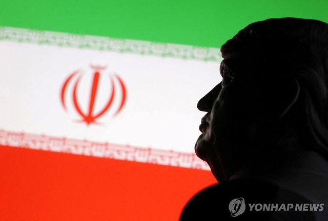 이란 국기 배경의 트럼프 모형(일러스트)