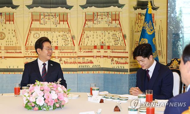 이재명 대통령, 김용태 국민의힘 비대위원장과 대화