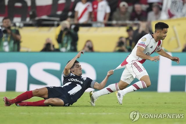 리버 플레이트 파티 마르티네스의 유니폼을 잡아당기는 몬테레이의 에릭 아기레