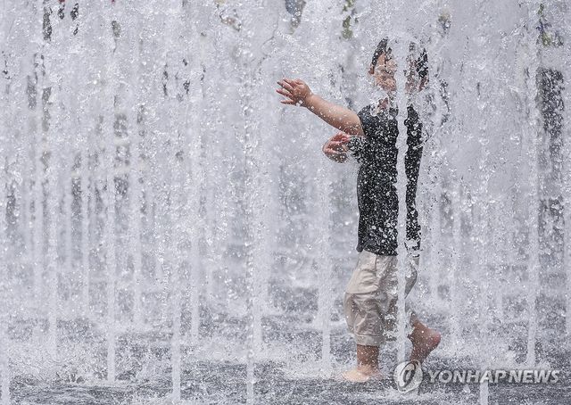 때 이른 불볕 더위 속 도심 분수대에서 피서 삼매경