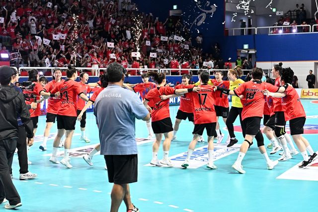 일본전 승리를 자축하는 한국 여자 핸드볼 대표팀. 