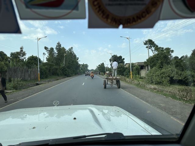 기자가 탄 도요타 랜드크루저에서 본 '스탠딩' 나귀몰이꾼 