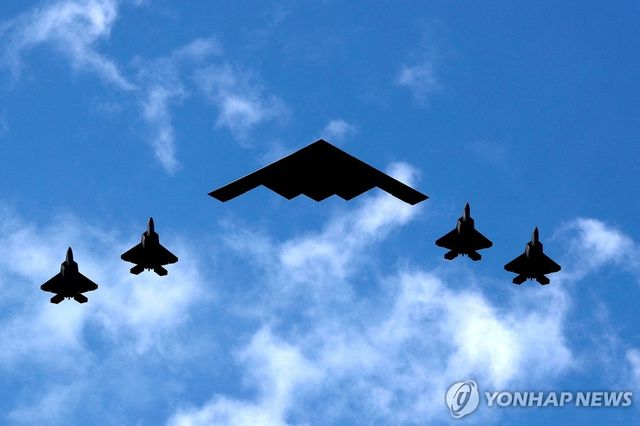 B-2 전략폭격기와 F-22 전투기