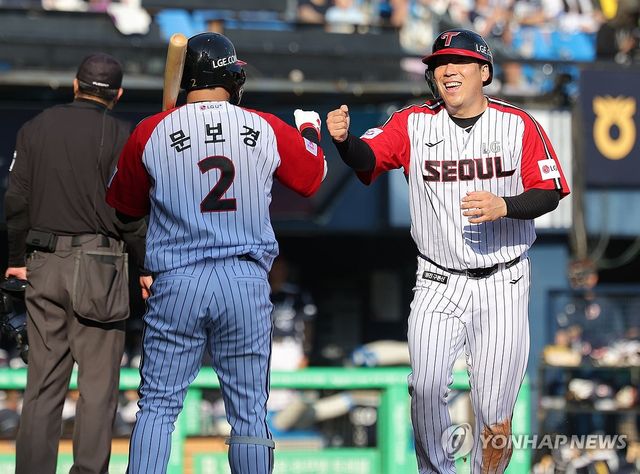 폭투 틈타 홈인하는 김현수