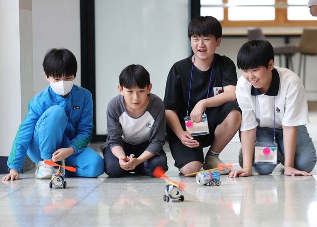 과학 체험 활동하는 아이들