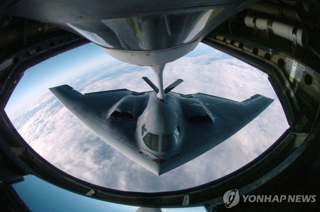 공중 급유 받는 미 공군 B-2 스텔스 폭격기