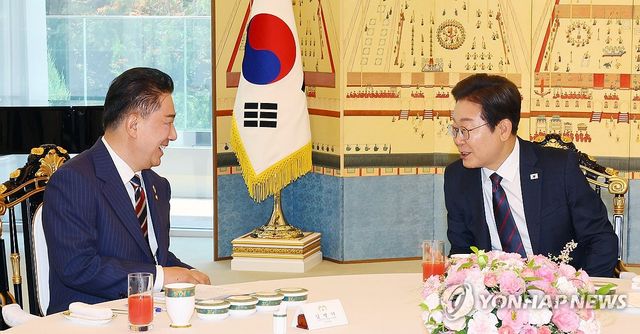 대화하는 이재명 대통령과 김병기 원내대표