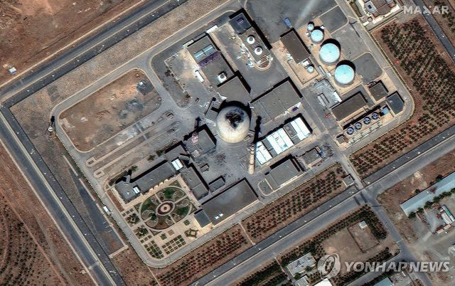 이스라엘의 폭격으로 상부가 파손된 이란 중수로